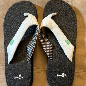 Sanuk women’s white flip-flop 6 EUC